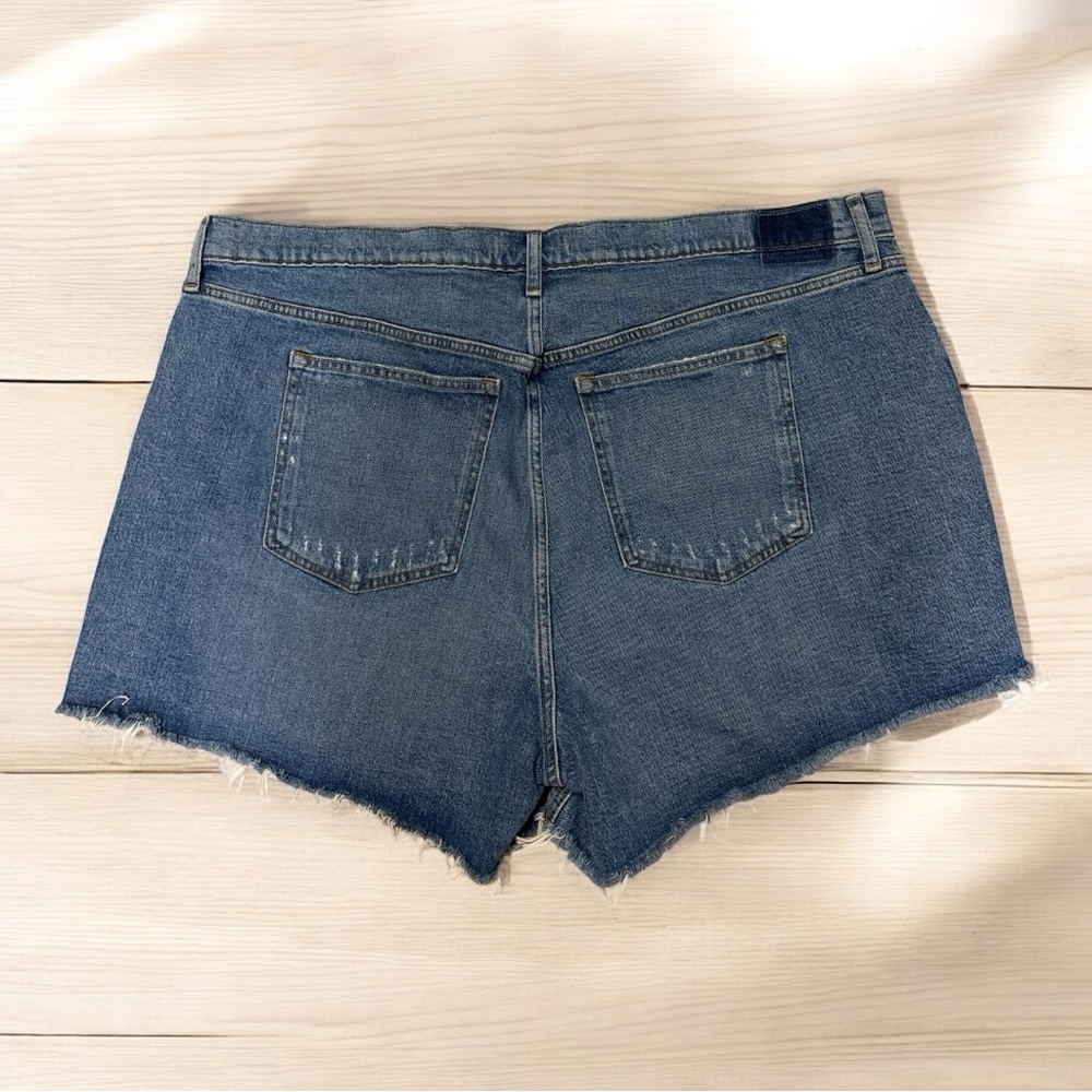 Abercrombie & Fitch The 4” Mom Short High Rise Distressed Denim Blue Size 22 NWT - Picture 2 of 4